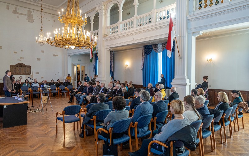 Dr. Farkas Ciprián polgármester köszönti a konferencia résztvevőit (fotó: Róth Zsigmond)