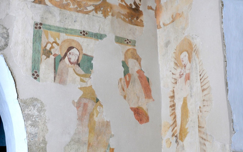 Alsótők, Mária megkoronázása és a Napbaöltözött Asszony a hajó keleti és déli falán. (Fotó: Szakács Béla Zsolt)