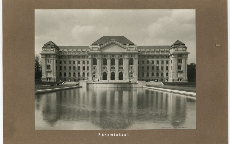 A Debreceni Tudományegyetem főépületének főhomlokzata, Ismeretlen fényképész, 1932 körül, MÉM MDK MO