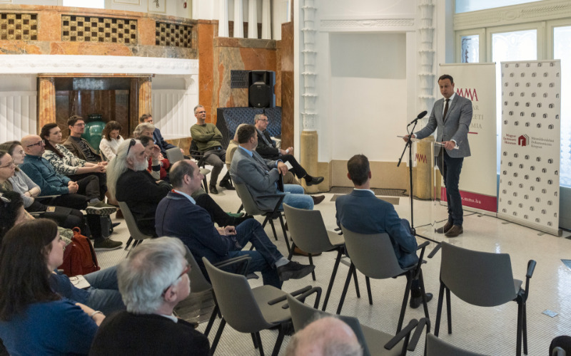 Lánszki Regő, az ÉKM építészeti államtitkára, országos főépítész a topográfiai kötetek bemutatóján az MMA irodaházában 2026. március 25-én