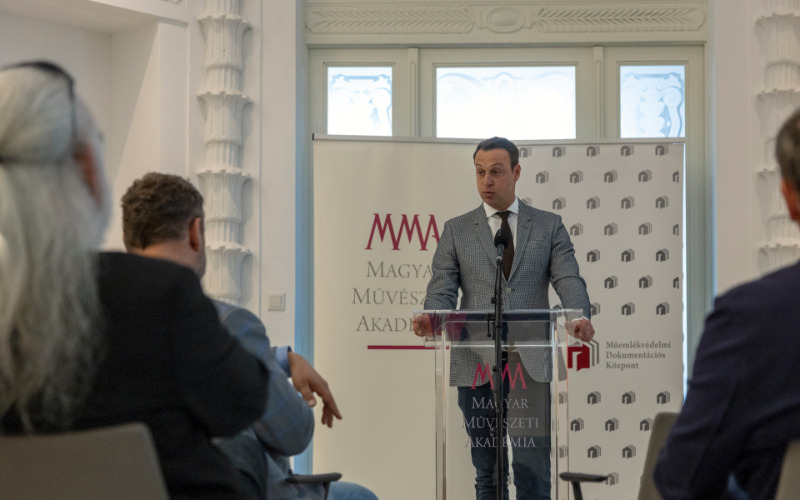 Lánszki Regő, az ÉKM építészeti államtitkára, országos főépítész a topográfiai kötetek bemutatóján az MMA irodaházában 2026. március 25-én