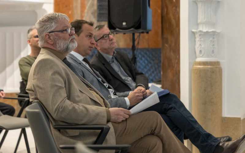 Turi Attila, az MMA elnöke, Lánszki Regő, az ÉKM építészeti államtitkára, országos főépítész és Nagy Gergely, az ICOMOS tiszteletbeli elnöke a topográfiai kötetek bemutatóján az MMA irodaházában 2026. március 25-én