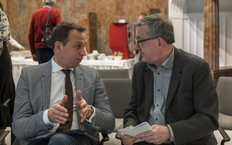 Lánszki Regő, az ÉKM építészeti államtitkára, országos főépítész és Nagy Gergely, az ICOMOS tiszteletbeli elnöke a topográfiai kötetek bemutatóján az MMA irodaházában 2026. március 25-én