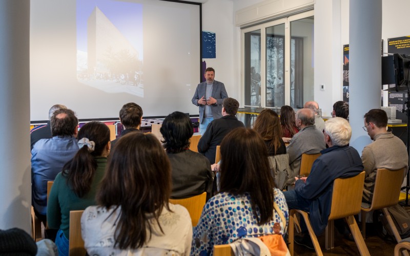 Almássy Kornél igazgató köszönti a könyvbemutató közönségét a Walter Rózsi-villában 2026. április 2-án. Fotó: Nyirkos Zsófia, MÉM MDK