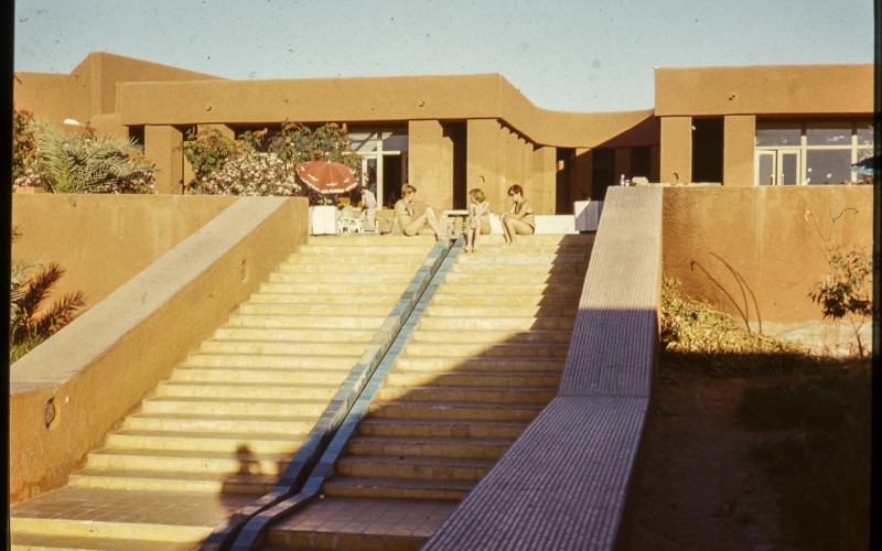 Fernand Pouillon által tervezett hotel Timimounban. Fénykép készítője: Polónyi Károly, 1976