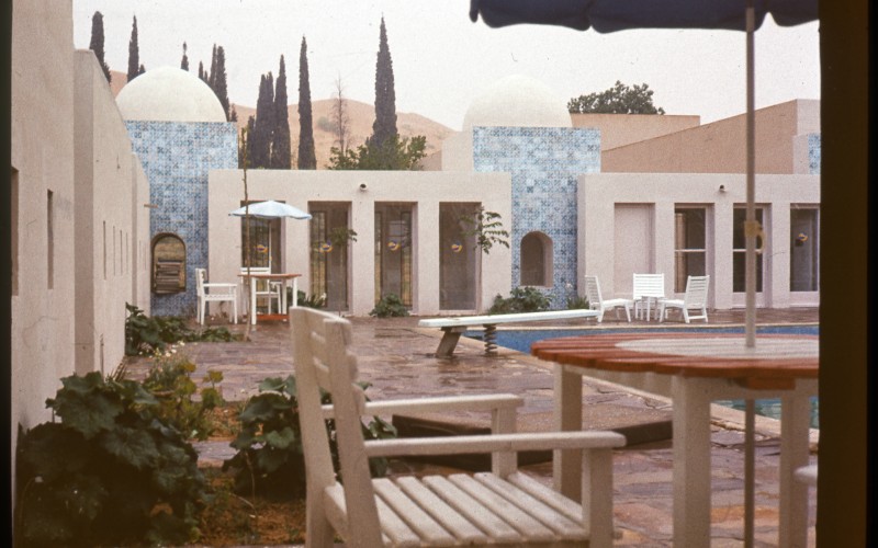 Fernand Pouillon által tervezett hotel és medencéje Ain Séfrában. Fénykép készítője: Polónyi 