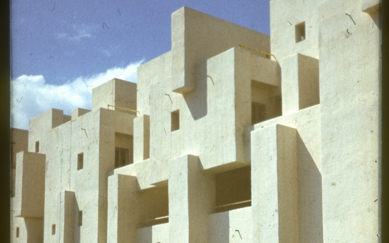 Fernand Pouillon által tervezett hotel Staouéliben. Fénykép készítője: Polónyi Károly, 1976