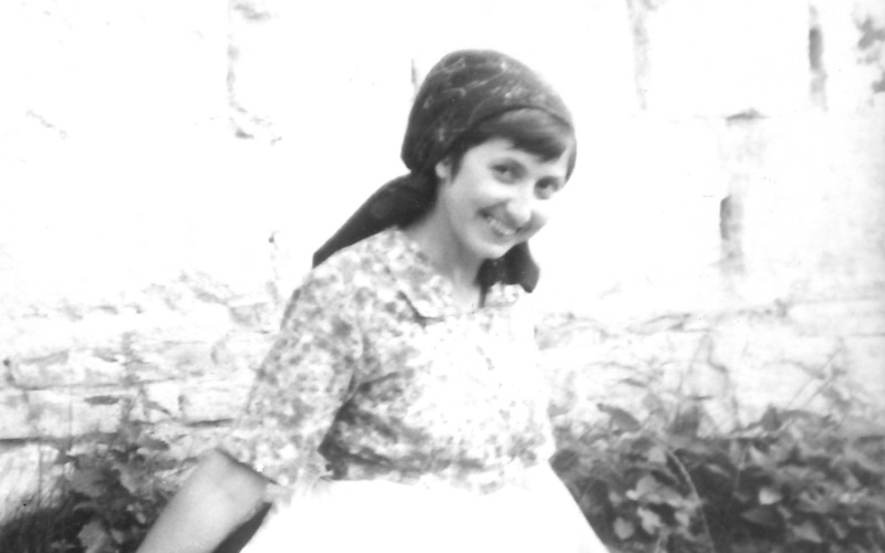 Palóc népviseletben a bélapátfalvi ásatás alkalmával, 1964. MÉM MDK, Tudományos Irattár, Lymbus, ltsz. K 1899.