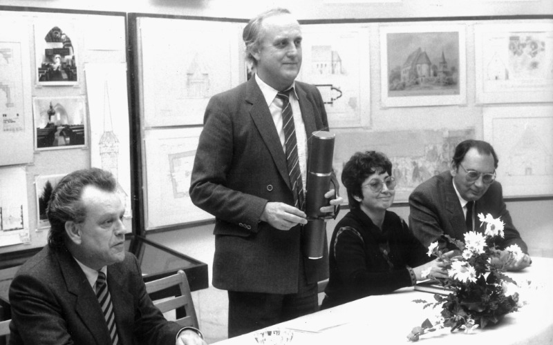 Valter Ilona Romanische Sakralbauten Westpannoniens című kötetének bemutatója az OMF székházában, 1985. Balról: Rudolf Roetzer, Mendele Ferenc, Valter Ilona, Ladiuslaus Triber MÉM MDK, Tudományos Irattár, Lymbus, ltsz. K 1899.