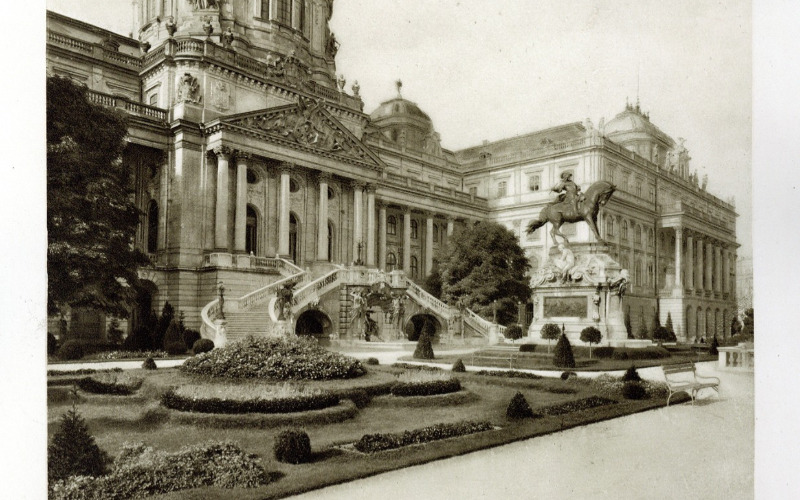 A keleti homlokzat középrésze (fotótábla)