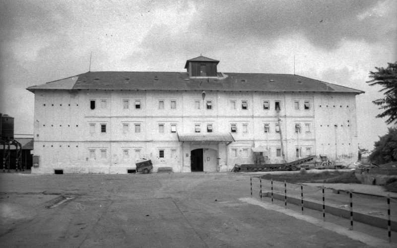 Csabacsüd, Nagyráta major, zabsilós magtár, Somorjay Sélysette, 1998, ltsz.: 242.595N