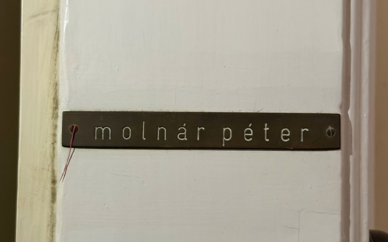Molnár Péter névtáblája egykori otthonának ajtaján. Fotó: F. Tóth Gábor, MÉM MDK