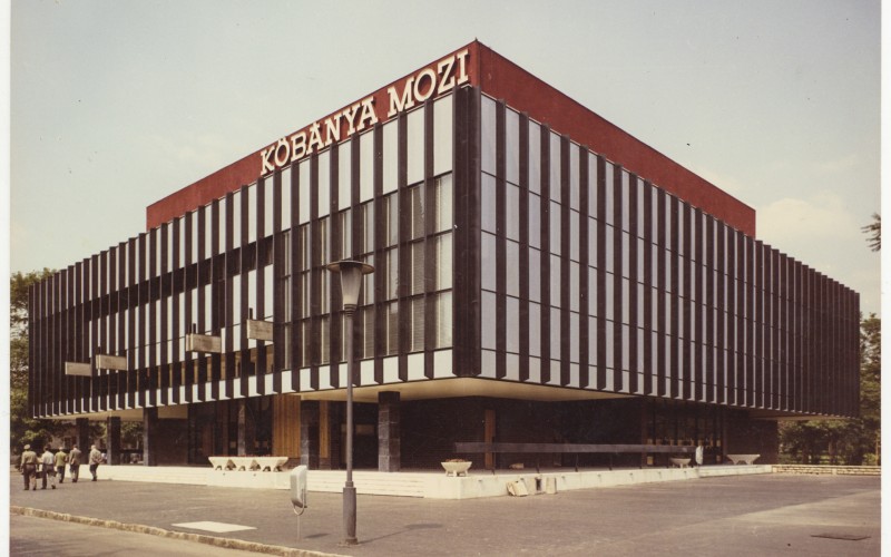 A Kőbányai Mozi épülete korabeli felvételen (1964, Mühlbacher Istvánnal)