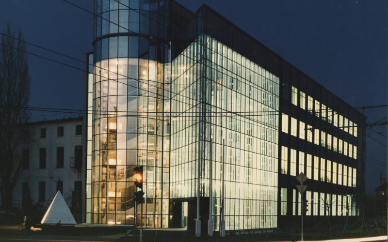 A Hungária körút és az Egressy út sarkán felépült KONTRAX irodaház (1993, Syvlester Ádámmal és Vajai Tamással)