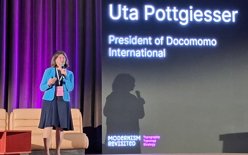 UTA Pottgiesser, a DOCOMOMO International elnöke köszönti a résztvevőket